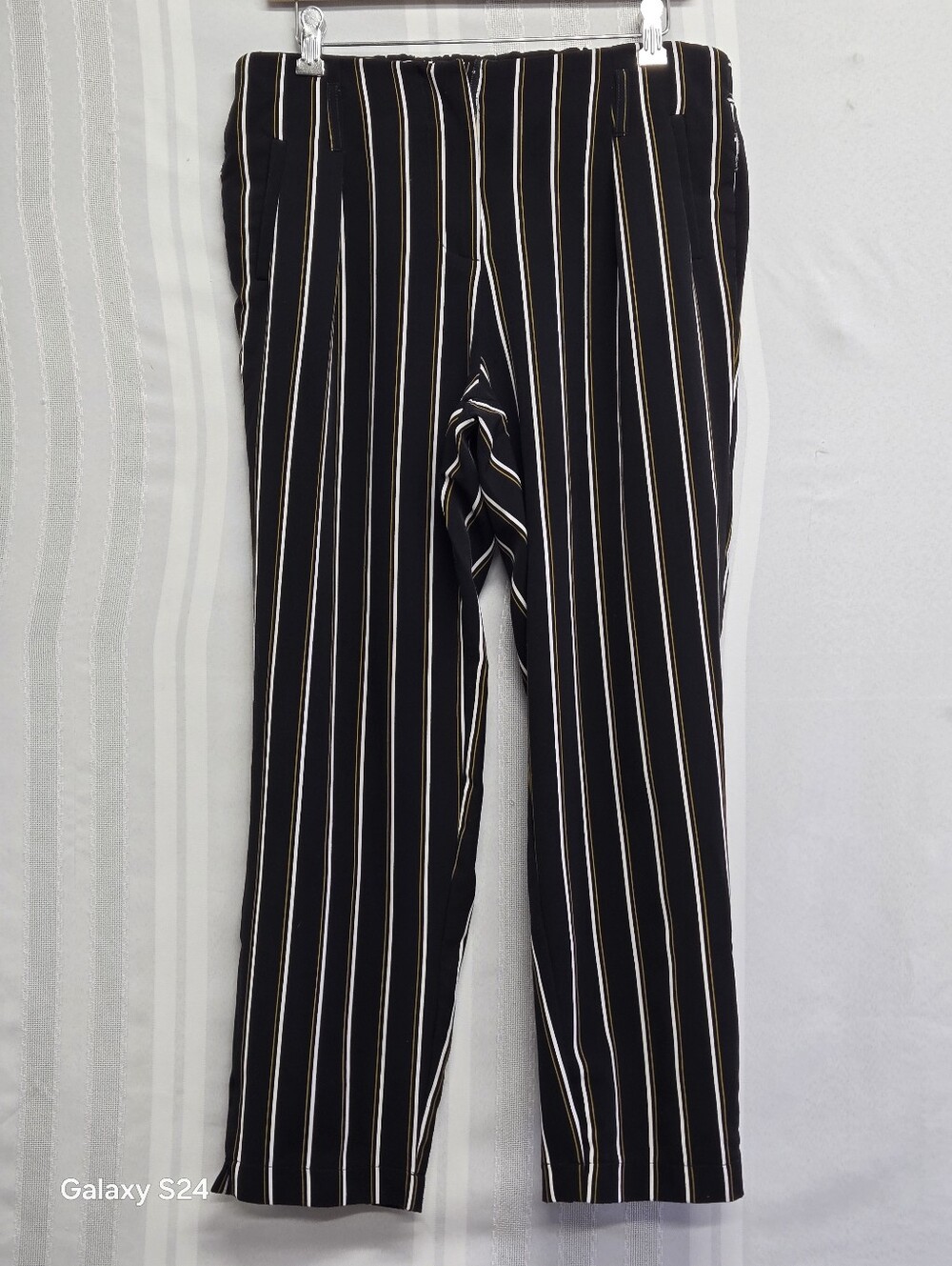 BODY BY US STRIPED PANTS. PLEATED FRONT AND THE COLOR IS BLACK WITH GOLD SIZE XL
